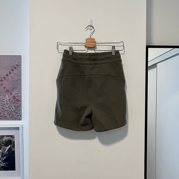 Lululemon Scuba High-Rise Short 5" - Picture 3 of 4